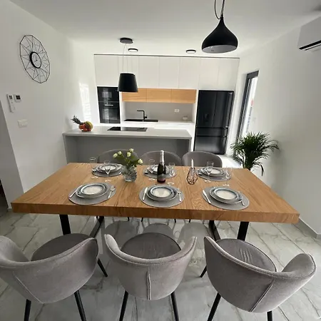 - Luxury With Private Pool Apartmán