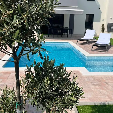 - Luxury With Private Pool 메덜린